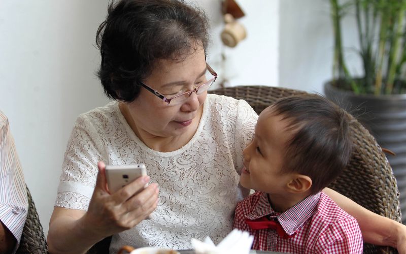 Cách xử lý khéo léo cho bố mẹ khi con ăn vạ muốn xin chơi điện thoại