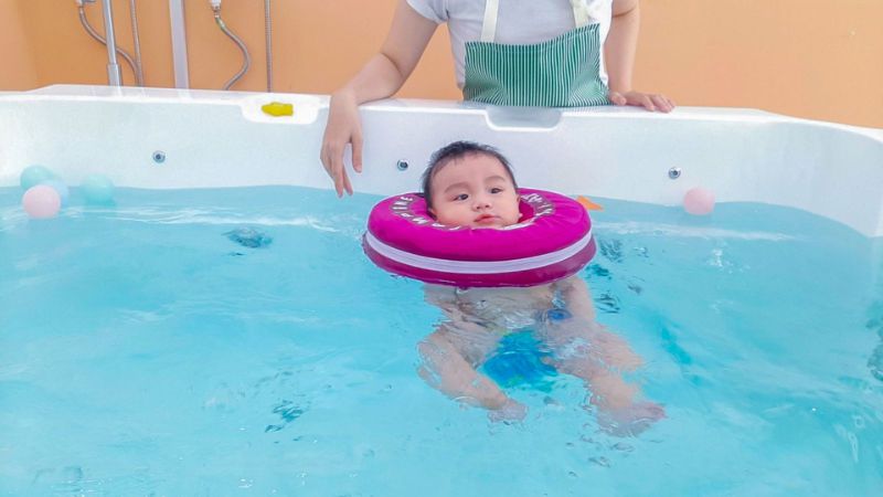 What is infant swimming? The benefits of hydrotherapy