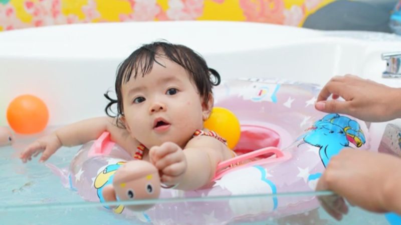 Phương pháp bơi thủy liệu dành cho bé mấy tháng tuổi?