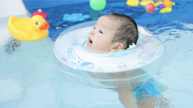 Bơi thủy liệu cho bé sơ sinh là gì? Những lợi ích của bơi thuỷ liệu