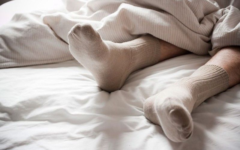 Chuyên gia chia sẻ mẹo mang vớ để có giấc ngủ ngon hơn khi trời nóng