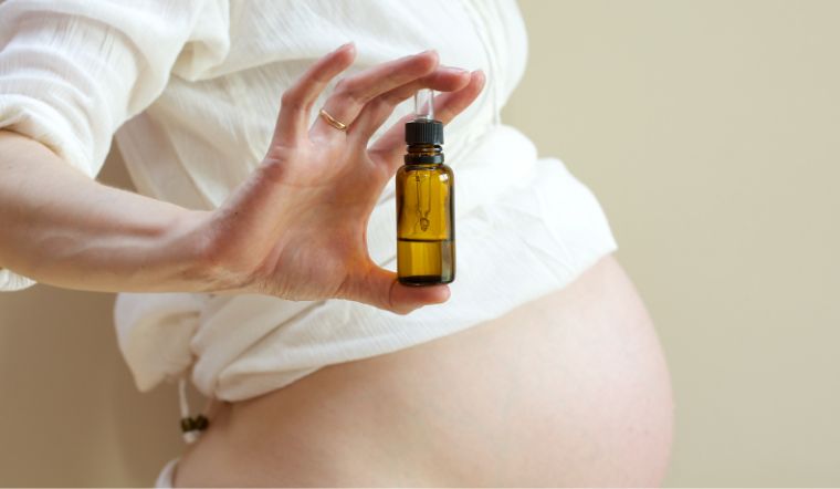 Mẹ bầu xông tinh dầu được không? Cách dùng tinh dầu khi mang thai