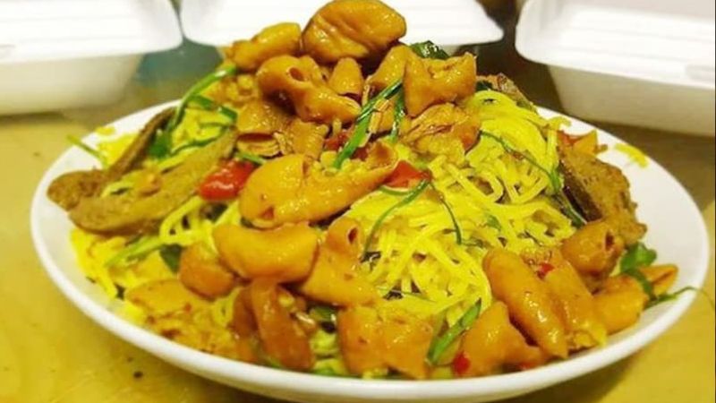 How to make a rustic dish of fried noodles with turmeric, typical of Hue