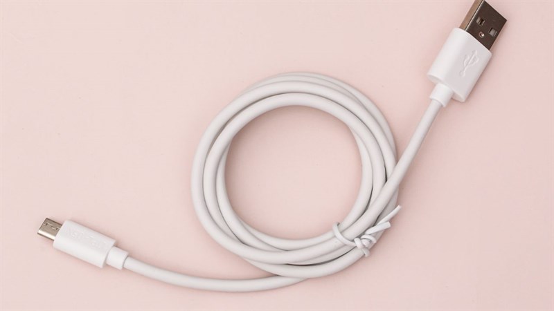 Chiều dài 1 m giúp bạn dễ dàng sạc dù ngồi bất kỳ đâu Chiều dài 1 m giúp bạn dễ dàng sạc dù ngồi bất kỳ đâu