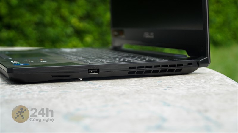 Cạnh phải của ASUS TUF Gaming F15 FX506HF Cạnh phải của ASUS TUF Gaming F15 FX506HF