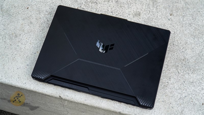 ASUS TUF Gaming F15 FX506HF được hoàn thiện cứng cáp cùng họa tiết đậm chất gaming đi kèm ASUS TUF Gaming F15 FX506HF được hoàn thiện cứng cáp cùng họa tiết đậm chất gaming đi kèm