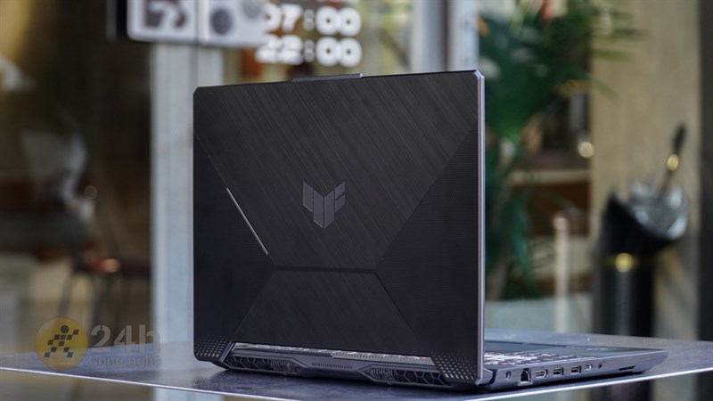 ASUS TUF Gaming F15 FX506HF có kích thước/cân nặng hợp lý để mang đi làm cả ngày ASUS TUF Gaming F15 FX506HF có kích thước/cân nặng hợp lý để mang đi làm cả ngày