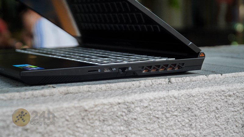 Cạnh phải của GIGABYTE G5 GE. Cạnh phải của GIGABYTE G5 GE.