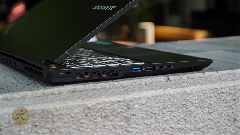 Cạnh trái của GIGABYTE G5 GE. Cạnh trái của GIGABYTE G5 GE.
