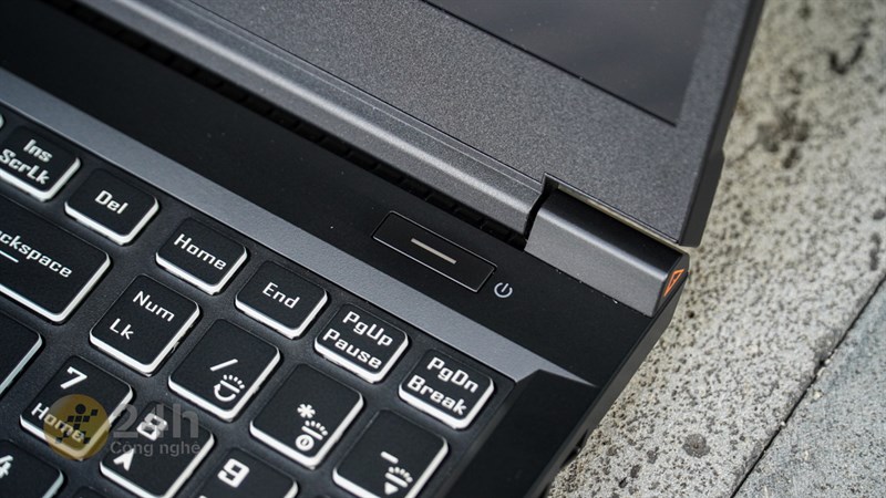 Ở trên bàn phím của GIGABYTE G5 GE là phím nguồn hình chữ nhật trông khá thú vị. Ở trên bàn phím của GIGABYTE G5 GE là phím nguồn hình chữ nhật trông khá thú vị.