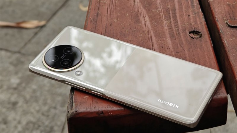 Cạnh phải của Xiaomi CIVI 3 có nút nguồn và nút tăng/giảm âm lượng