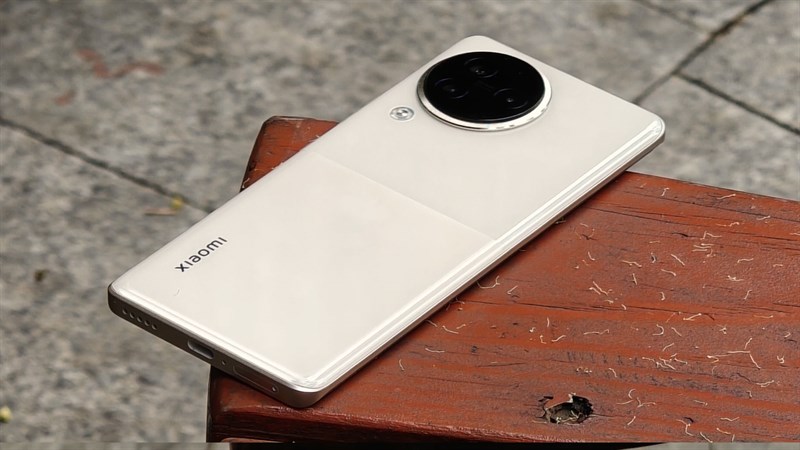Cạnh dươi của Xiaomi CIVI 3 có cổng sạc, loa, mic thoại và khe đựng khay SIM