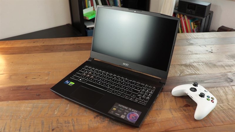 MSI Katana 15 2023 mang trên mình một thiết kế hầm hố, góc cạnh và nam tính.