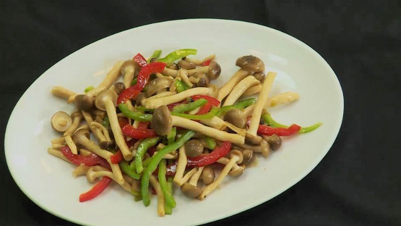 Stir-fried Lingzhi mushrooms with bell peppers
