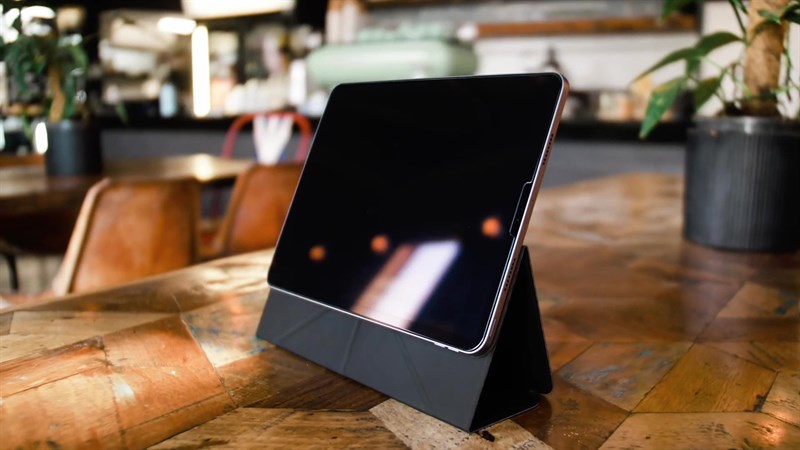 Moft Snap Float Folio có thể dựng thành chân đế với ba góc nghiêng và độ cao khác nhau.