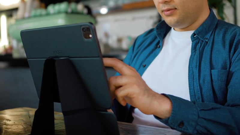 Moft Snap Float Folio được kết nối với iPad bằng nam châm rất chắc chắn.