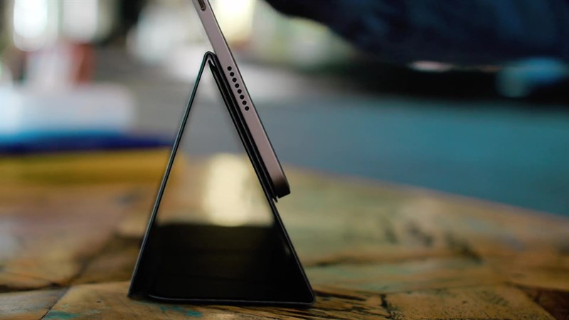 Moft Snap Float Folio được tối ưu về kích thước rất tốt, khi gắn vào iPad không làm thiết bị trở nên dày, thô mà vẫn giữ được sự thanh thoát cần có.