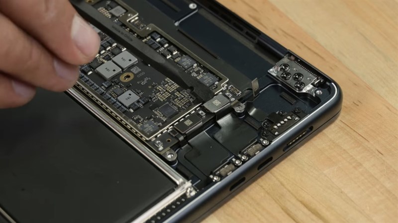 MacBook Air 15 inch có hệ thống âm thanh sáu loa ngoài tuyệt vời với hai loa tần số cao và hai bộ loa trầm khử lực