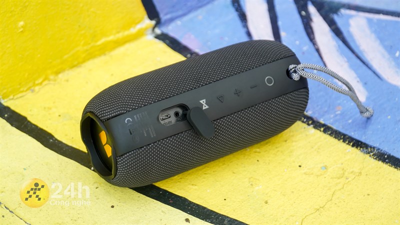 Monster SuperStar S320 trang bị đầy đủ nút bấm vật lý, cổng kết nối cần thiết