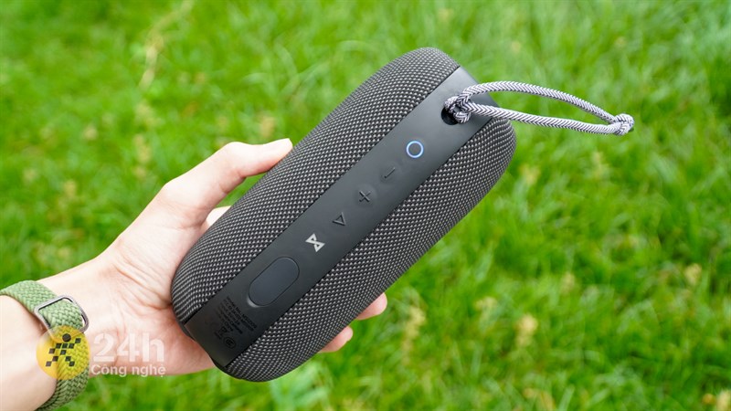 Monster SuperStar S320 có kiểu dáng gọn nhẹ để người dùng thoải mái mang đi bất cứ đâu