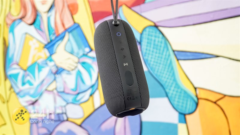 Monster SuperStar S320 còn đi kèm dây đeo chắc chắn