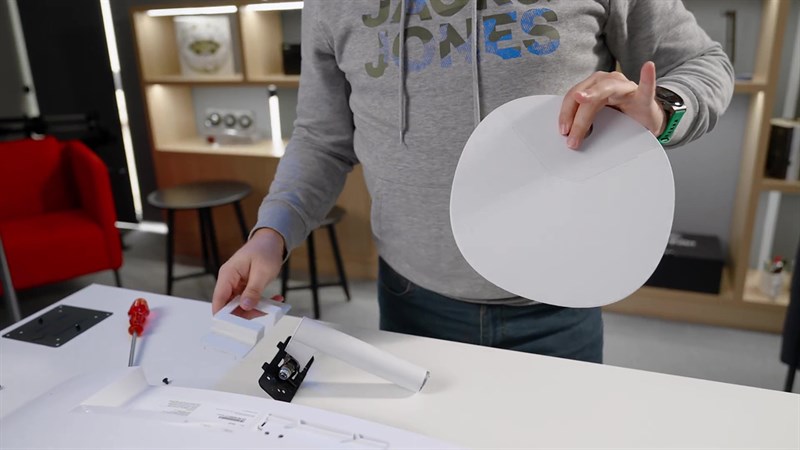 Chân đế của MSI Pro MP341CQW có dạng hình tròn.