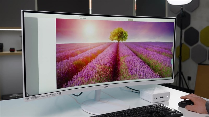 Màn hình có độ phân giải UWQHD (3.440 x 1.440 pixels) cùng tần số quét 100 Hz.