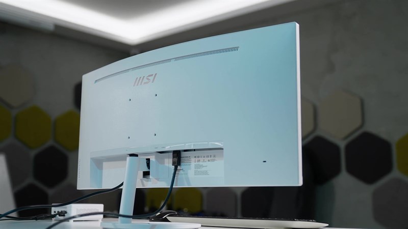 Cạnh dưới của MSI Pro MP341CQW sẽ chứa 2 cổng HDMI, 1 cổng DP và cổng âm thanh.