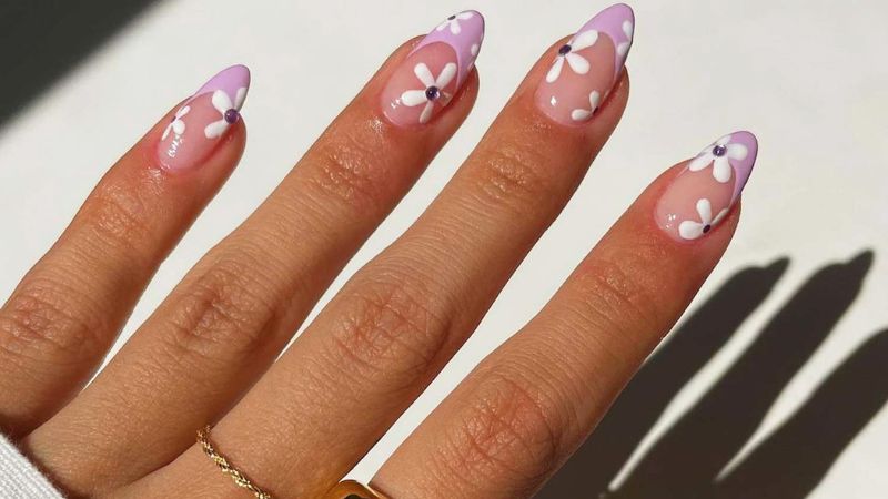 Capricorn: Dainty florals nails