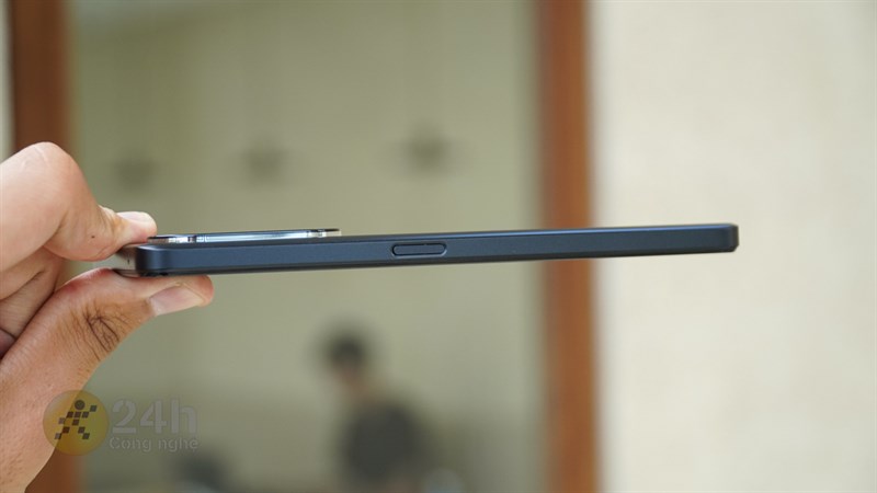 Cạnh phải của OPPO A98 5G có nút nguồn