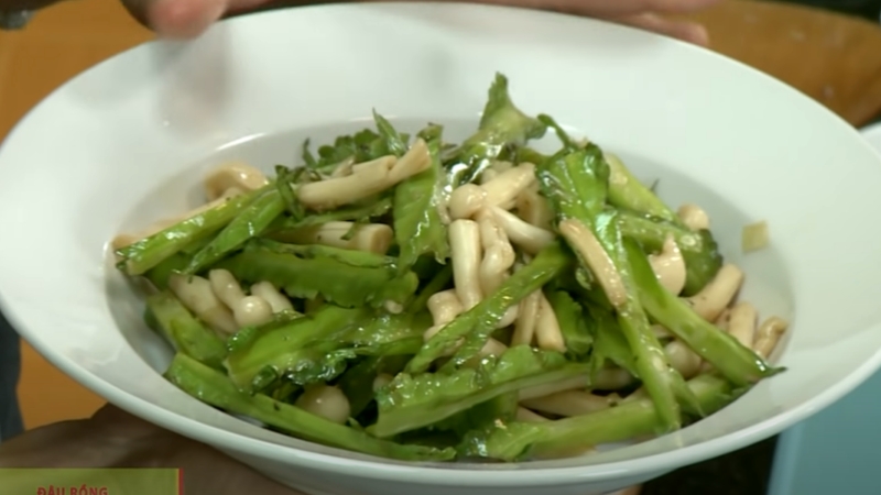 Snow mushroom stir-fried with dragon beans