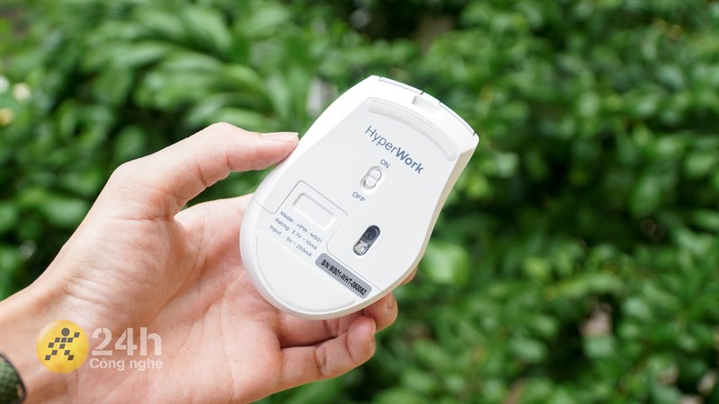 Phần mặt đáy của Hyperwork Silentium MS01 là nới đặt receiver, cảm biến và feet chuột Phần mặt đáy của Hyperwork Silentium MS01 là nới đặt receiver, cảm biến và feet chuột