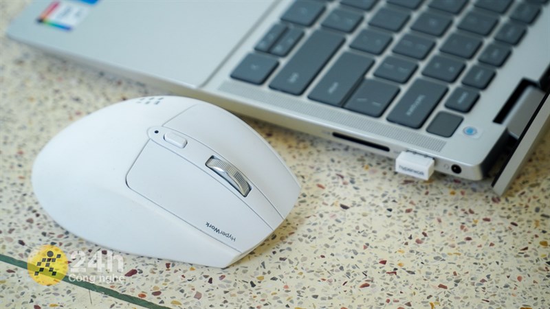 Hyperwork Silentium MS01 được làm từ nhựa nhám cho cảm giác sờ rất thoải mái Hyperwork Silentium MS01 được làm từ nhựa nhám cho cảm giác sờ rất thoải mái