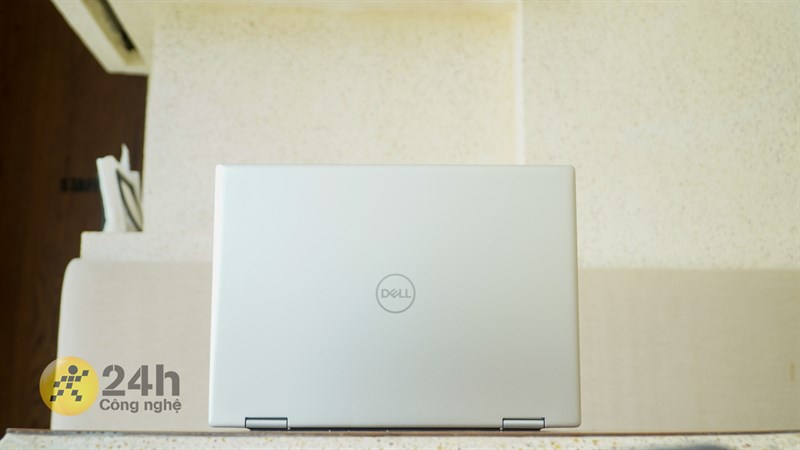 Phần mặt A của Dell Inspiron 7430 được phủ lớp nhám để người dùng dễ dàng vệ sinh Phần mặt A của Dell Inspiron 7430 được phủ lớp nhám để người dùng dễ dàng vệ sinh