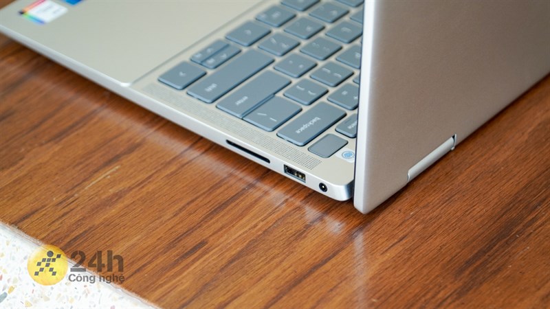 Cạnh phải của Dell Inspiron 7430 Cạnh phải của Dell Inspiron 7430