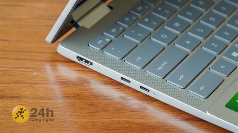 Cạnh trái của Dell Inspiron 7430 Cạnh trái của Dell Inspiron 7430