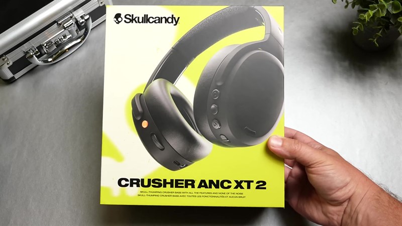 Hộp đựng của Skullcandy Crusher ANC 2 có thiết kế nhỏ gọn, vuông vức với tone màu vàng, đen nổi bật. Hộp đựng của Skullcandy Crusher ANC 2 có thiết kế nhỏ gọn, vuông vức với tone màu vàng, đen nổi bật.