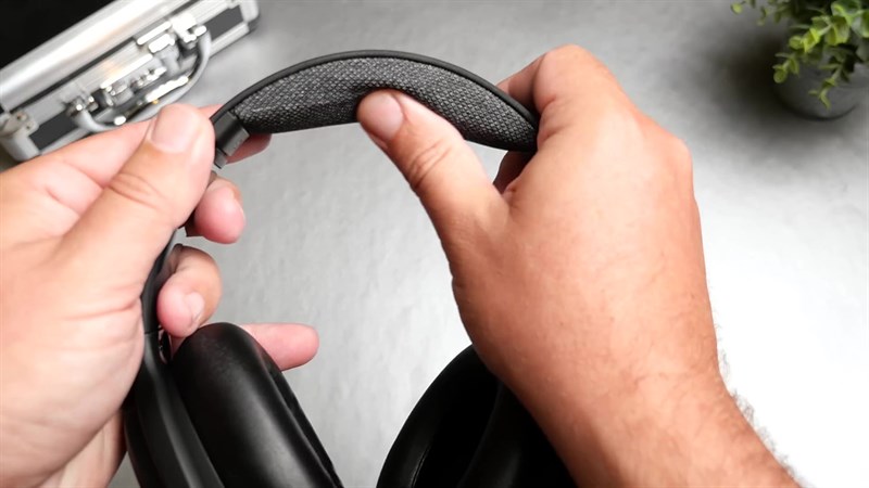 Ở phía trên, Skullcandy Crusher ANC 2 cũng được bọc một lớp đệm êm ái. Ở phía trên, Skullcandy Crusher ANC 2 cũng được bọc một lớp đệm êm ái.