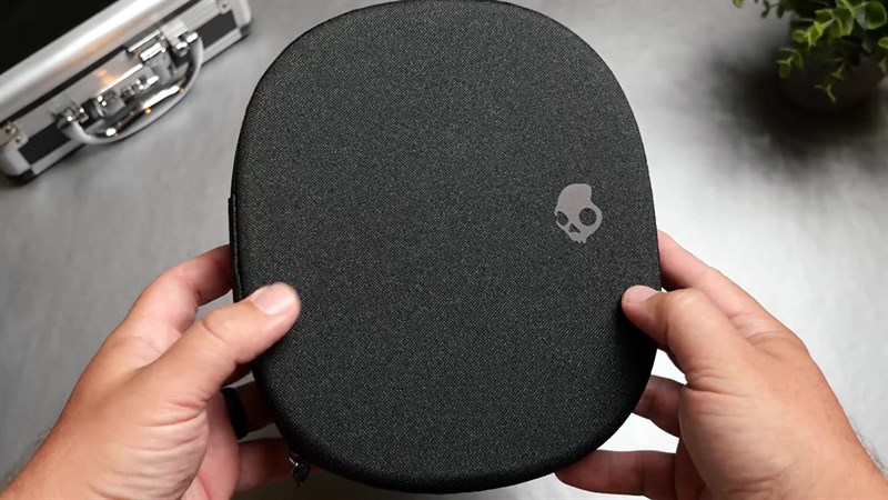 Skullcandy Crusher ANC 2 được đặt trong hộp bảo vệ chắc chắn. Skullcandy Crusher ANC 2 được đặt trong hộp bảo vệ chắc chắn.