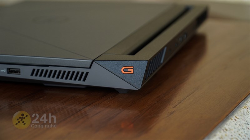 Logo chữ 'G' quen thuộc được điểm trên cạnh phải của Dell G15 5530