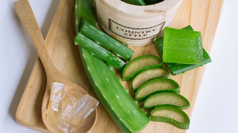 Aloe vera, vitamin E, and vitamin C mask