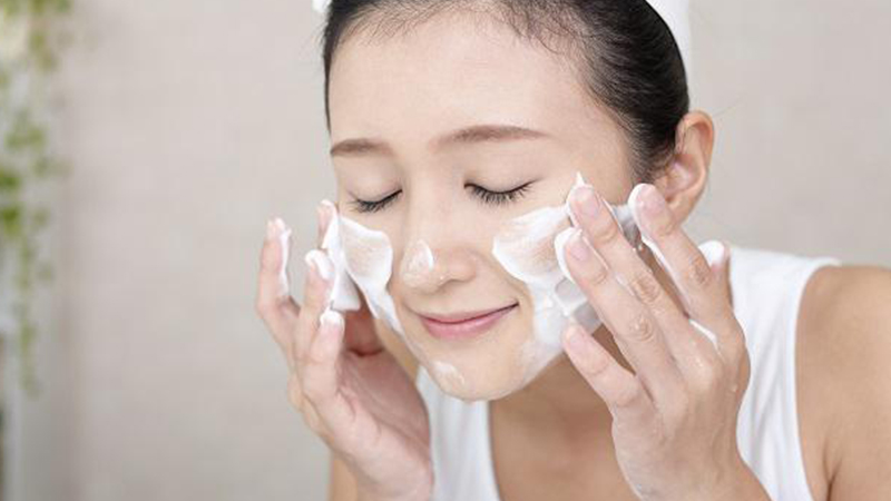 Use a facial cleanser to clean the skin