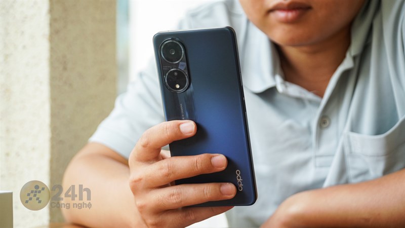 Nhờ mặt lưng được làm cong nhẹ ở cạnh nên trải nghiệm trên tay OPPO A98 5G cực kỳ thoải mái Nhờ mặt lưng được làm cong nhẹ ở cạnh nên trải nghiệm trên tay OPPO A98 5G cực kỳ thoải mái