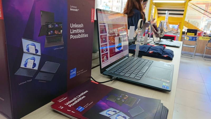 Không gian bài trí laptop đẹp mắt dễ dàng trải nghiệm sản phẩm