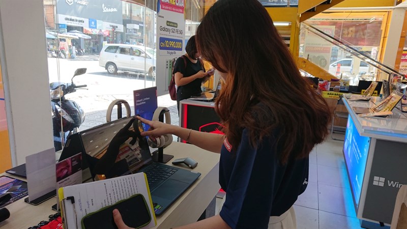 Không gian bài trí laptop đẹp mắt dễ dàng trải nghiệm sản phẩm