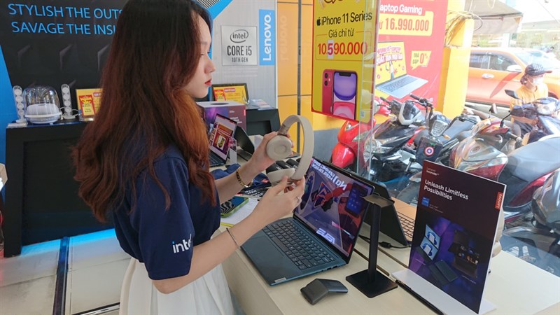 Không gian bài trí laptop đẹp mắt dễ dàng trải nghiệm sản phẩm