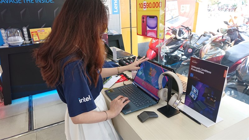 Không gian bài trí laptop đẹp mắt dễ dàng trải nghiệm sản phẩm