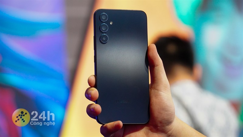 Smartphone sạc nhanh, chụp hình sang chảnh giá chỉ còn từ 6.69 triệu