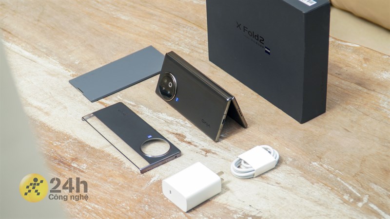 Bên trong hộp đựng Vivo X Fold2 còn được đi kèm với đầy đủ món phụ kiện cần thiết Bên trong hộp đựng Vivo X Fold2 còn được đi kèm với đầy đủ món phụ kiện cần thiết