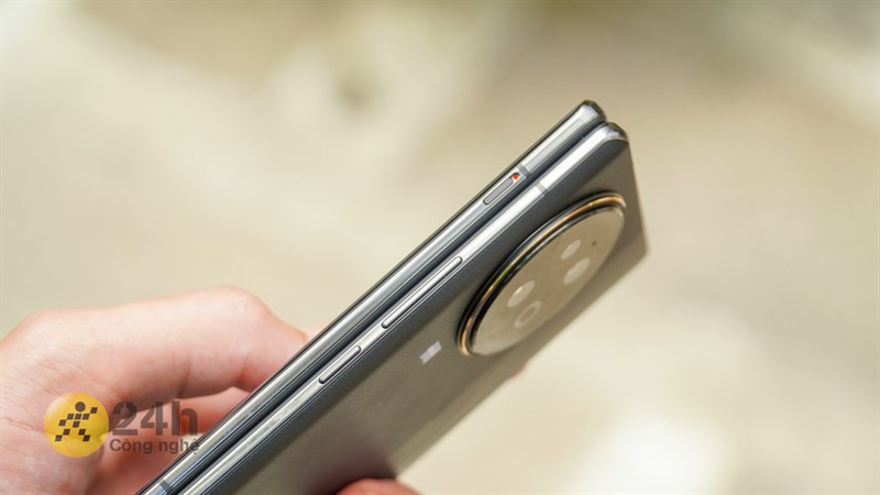 Cạnh trái/phải của Vivo X Fold2 chứa nút gạt âm thanh, nút nguồn và phím bấm vật lý Cạnh trái/phải của Vivo X Fold2 chứa nút gạt âm thanh, nút nguồn và phím bấm vật lý